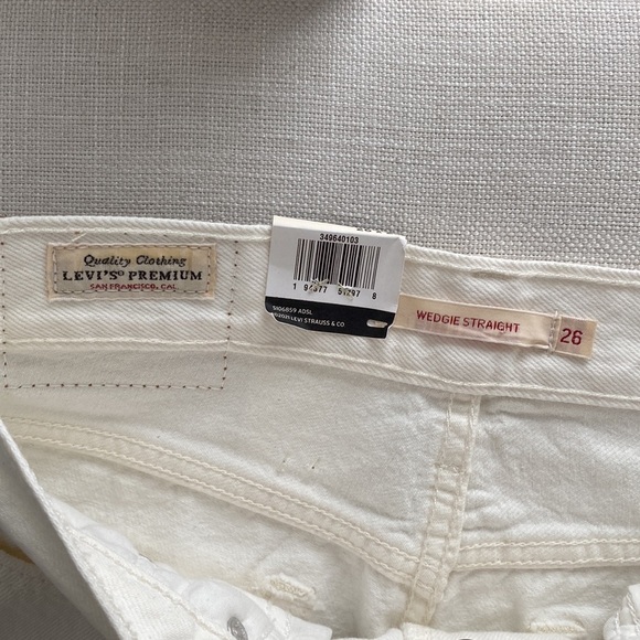 NWT LEVI'S Wedgie Straight Cream Distressed Jeans Size 26x28 - Picture 7 of 11